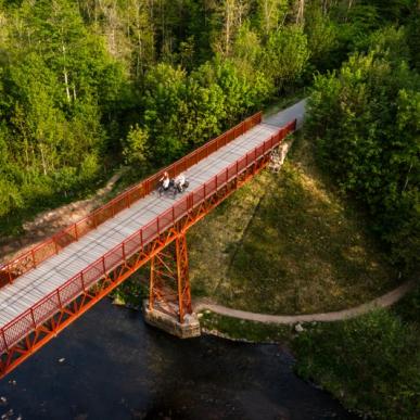 Cykler ved den genfundne bro