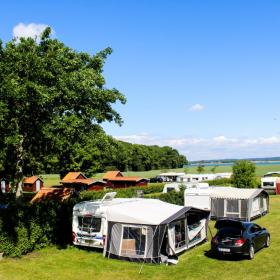 Campingplatz auf der Insel Hjarnø im Küstenland