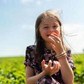 Mädchen isst Erdbeeren