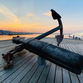 Der Anker der Fregatte Jylland liegt im Hafen von Juelsminde