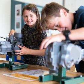 Kinder erforschen das Industriemuseum