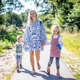 Familie geht in der Natur