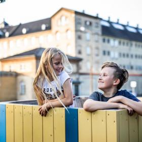 Geschwister spielen auf dem Spielplatz