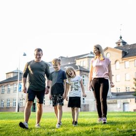 Familie besucht das Gefängnis