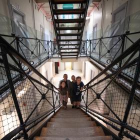 Familie steigt eine Gefängnistreppe hinauf
