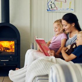 Mutter liest für kindern das Buch vor im eine Ferienhaus im das Küstenland