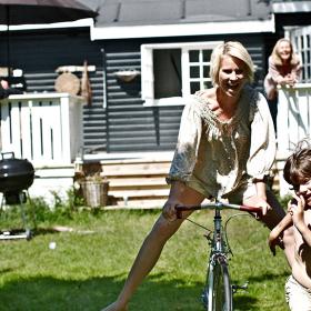 Familie spielt beim Ferienhaus im Küstenland in Dänemark