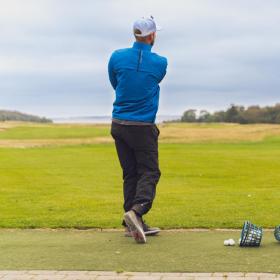 Golfspieler schlägt einen Golfball im Stensballegaard Golfklub in Horsens ab