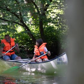 Vater und tochter an kanu tour