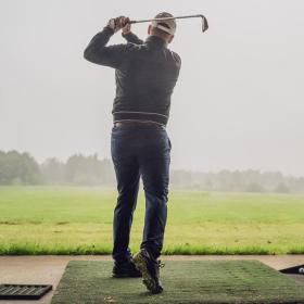 Golfer schlägt im Horsens Golfklub einen Ball ab