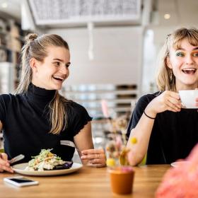 2 junge Frauen essen und trinken im Horsens Kunstmuseum