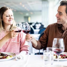 Paar beim Abendessen im Hotel Juelsminde Strand