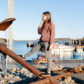 Mädchen zu etwas stehen ein anker bei Snaptun Hafen