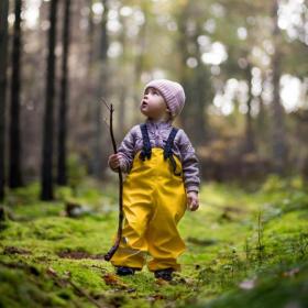 Kind im Wald bei Sondrup