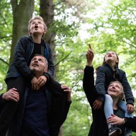 Familie spaziert im Wald von Staksrode