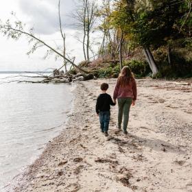 Kinder gehen auf dem Strand von Stenhøj