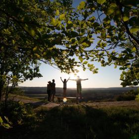 Familie stehe auf dem Gipfel auf Der Zuckerhut im Das Küstenland