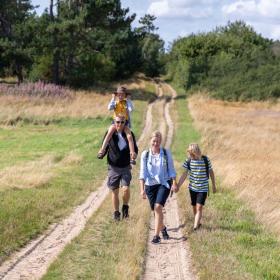 Familie geht auf Tunø auf Schatzsuche