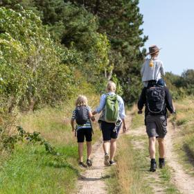 Familie auf Schatzsuche auf Tunø