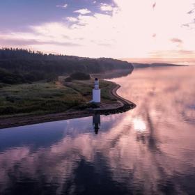 Ausblick auf Küste und Leuchtturm beim Hotel Vejlefjord im Küstenland