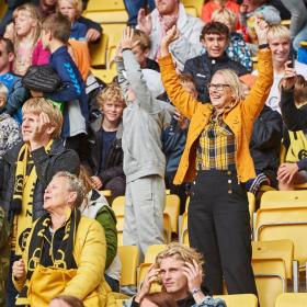 Fußballfans auf der Tribüne in der CASA Arena Horsens