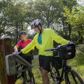 Radfahrer am Gudenå im Küstenland in Dänemark