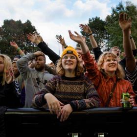 Publikum vor der Bühne beim Wall of Sound-Festival in Horsens, Dänemark