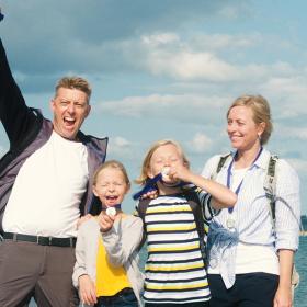 Familie auf Schatzsuche auf Tunø – eine von vier Schatzsuchen in der Urlaubsregion Küstenland
