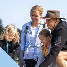 Familie auf Schatzsuche auf Tunø – eine von vier Schatzsuchen in der Urlaubsregion Küstenland