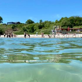 Herrliches Badewasser bei Rude Strand an der Küste von Odder – ein Teil der Urlaubsregion Küstenland