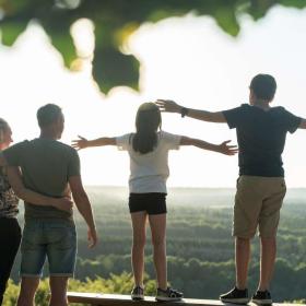Familie genießt die Aussicht vom Zuckerhut in der Urlaubsregion Küstenland