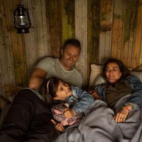 Glückliche Familie übernachtet im Holmelys-Shelter