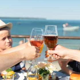 Familie isst „Frokost“ im Hafen von Juelsminde