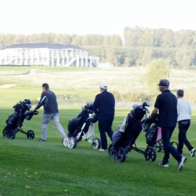 Vier Golfspieler auf dem Platz des Stensballe Golfklub