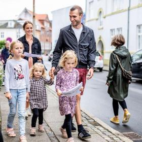 Familie auf Schatzsuche in den Straßen von Odder – ein Teil der Urlaubsregion Küstenland