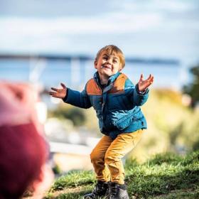 Junge spielt im Naturspielpark von Juelsminde – ein Teil der Urlaubsregion Küstenland