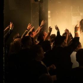 Im Zeichen des Rock zum Konzert in einer Halle in Horsens