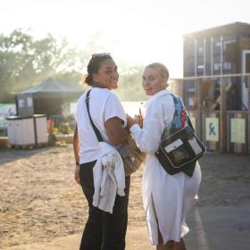 Zwei Freundinnen bei Platform K in Horsens – ein Teil der Urlaubsregion Küstenland