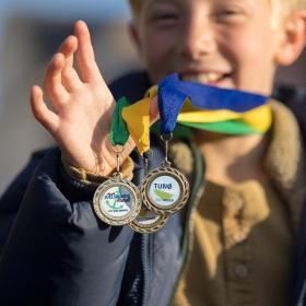 Skattejagten Rundt Destination Kystlandet dreng holder medaljer