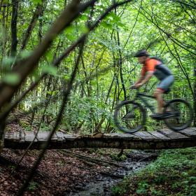 Mann fährt in Odder mit dem Mountainbike über eine Brücke