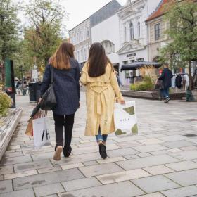 To kvinder på shoppetur i en af Danmarks bredeste gågader i Horsens - en del af Destination Kystlandet