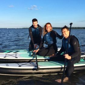 Drei Freunde auf SUP-Boards auf dem Horsens Fjord