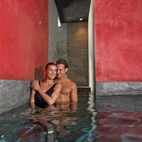 Par i termiske bade ved Hotel Vejlefjord i Kystlandet