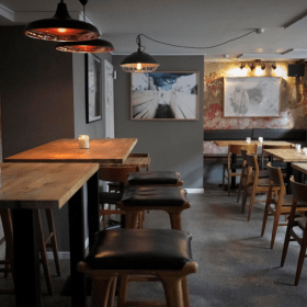 indretning ved cafe og restaurant Jacobs vin og Tapas i Kystlandet 