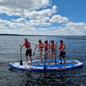 Fem personer på stort SUP board ved Horsens