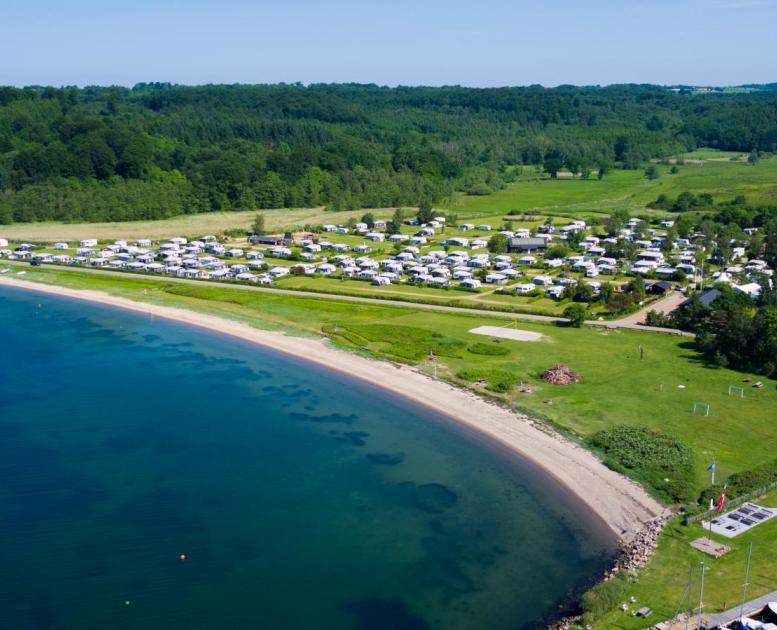 Campingplatz am Wasser im Küstenland in Dänemark