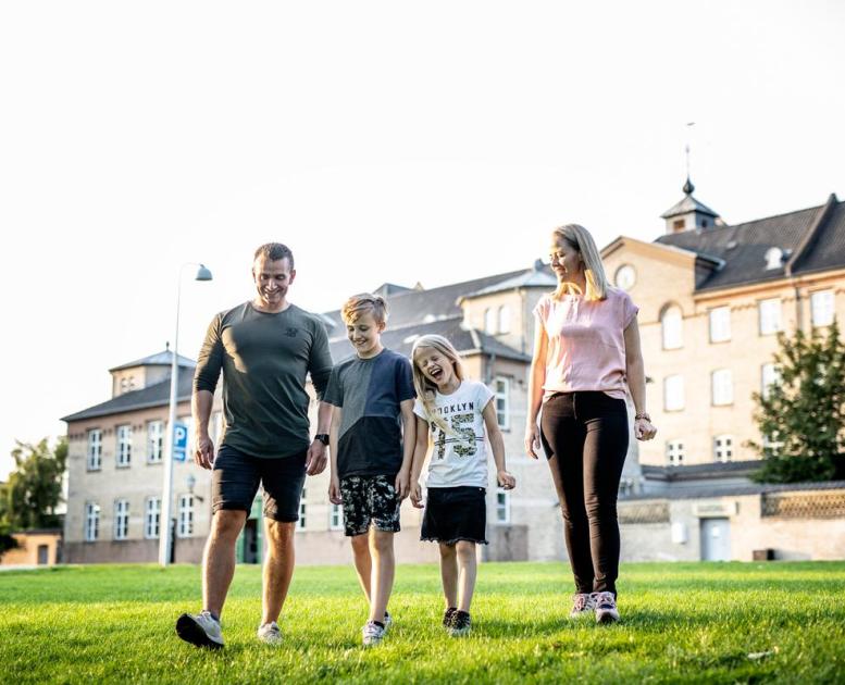 Familie besucht das Gefängnis