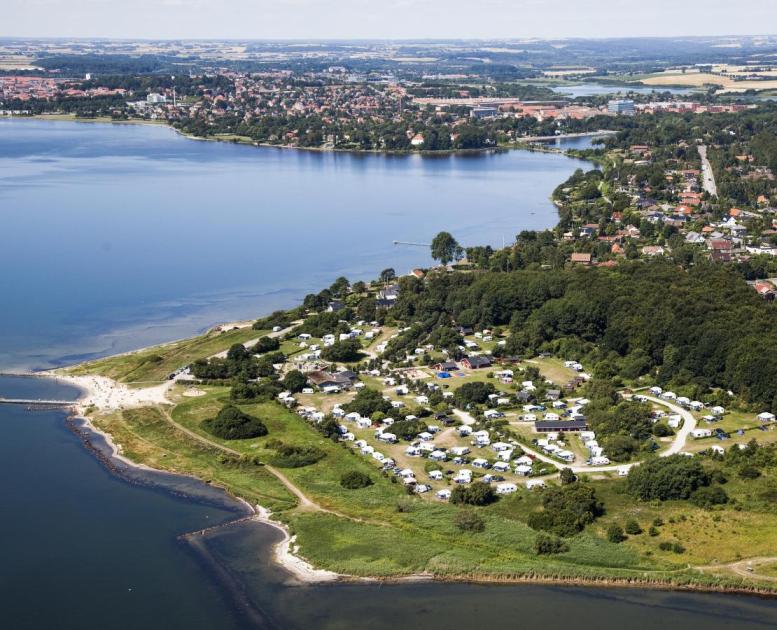Luftbild von Horsens am Horsens Fjord mit Husodde Strand und Horsens City Camping