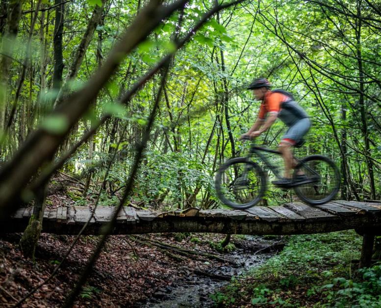 Mann fährt in Odder mit dem Mountainbike über eine Brücke