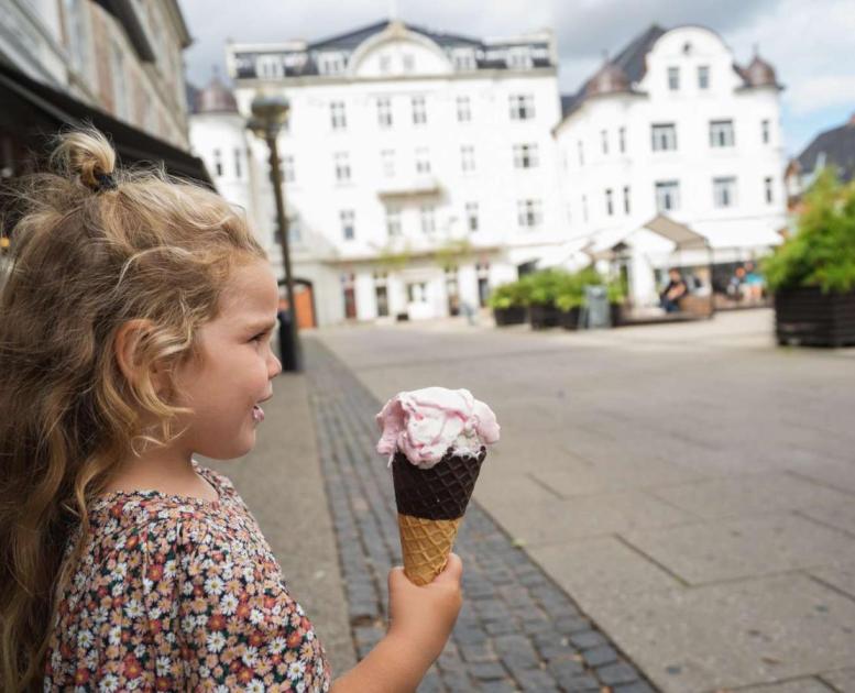 Mädchen mit Eis in der Hand vor dem Centralhotel in Odder